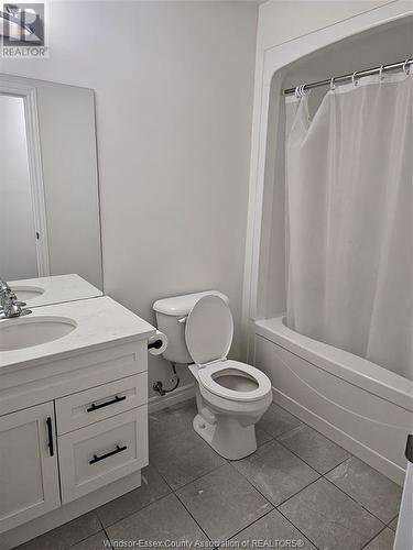 387 Mulberry Lane, Lakeshore, ON - Indoor Photo Showing Bathroom