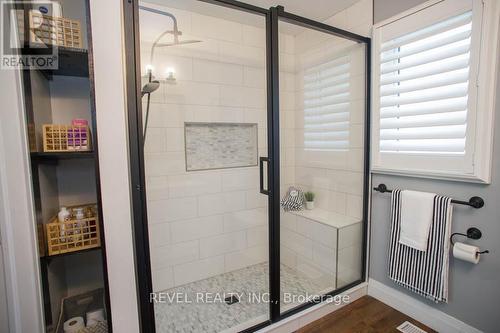 52 Beckett Drive, Brantford, ON - Indoor Photo Showing Bathroom