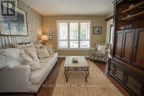 52 Beckett Drive, Brantford, ON - Indoor Photo Showing Living Room