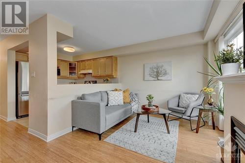 128 Cedardown Private, Ottawa, ON - Indoor Photo Showing Living Room