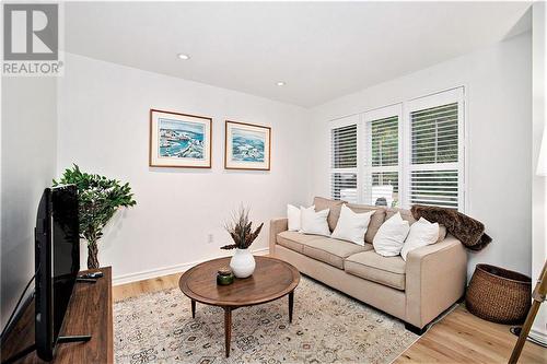 126 Karen Lane, Perth, ON - Indoor Photo Showing Living Room