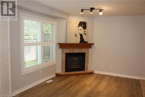 555 Chablis Drive Unit# 44, Waterloo, ON - Indoor Photo Showing Living Room With Fireplace