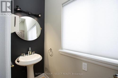 2 piece bath / 2nd level - 554 Waterloo Street, London, ON - Indoor Photo Showing Bathroom