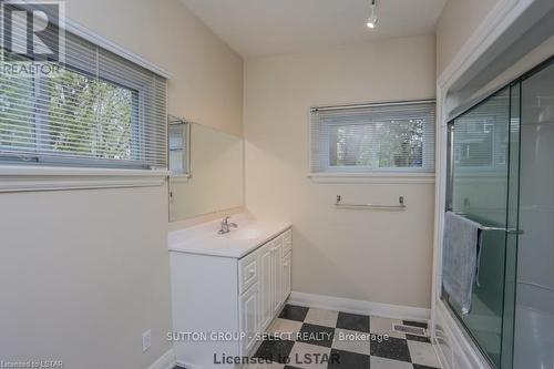 558 Waterloo Street, London, ON - Indoor Photo Showing Bathroom