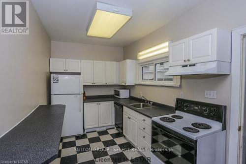 558 Waterloo Street, London, ON - Indoor Photo Showing Kitchen