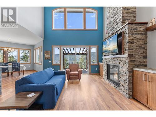 13598 Townsend Drive, Lake Country, BC - Indoor Photo Showing Living Room With Fireplace