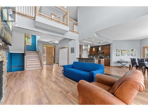 13598 Townsend Drive, Lake Country, BC - Indoor Photo Showing Living Room