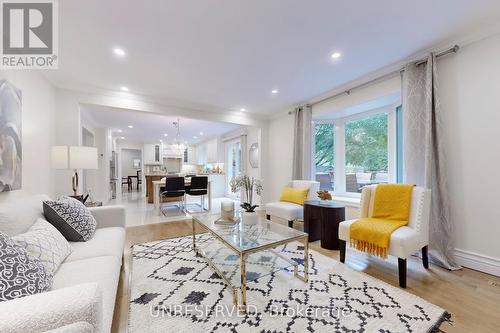 424 Kerrybrook Drive, Richmond Hill, ON - Indoor Photo Showing Living Room