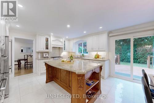 424 Kerrybrook Drive, Richmond Hill, ON - Indoor Photo Showing Kitchen With Upgraded Kitchen