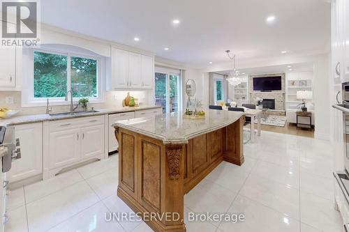 424 Kerrybrook Drive, Richmond Hill, ON - Indoor Photo Showing Kitchen With Upgraded Kitchen