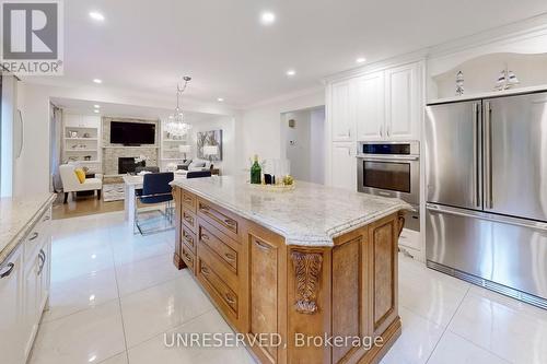 424 Kerrybrook Drive, Richmond Hill, ON - Indoor Photo Showing Kitchen With Upgraded Kitchen