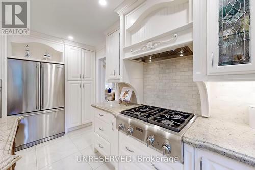 424 Kerrybrook Drive, Richmond Hill, ON - Indoor Photo Showing Kitchen With Upgraded Kitchen