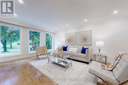 424 Kerrybrook Drive, Richmond Hill, ON - Indoor Photo Showing Living Room