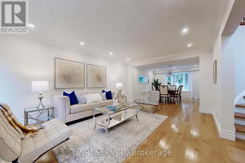 424 Kerrybrook Drive, Richmond Hill, ON - Indoor Photo Showing Living Room