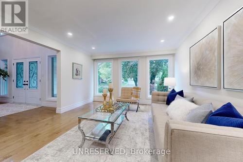 424 Kerrybrook Drive, Richmond Hill, ON - Indoor Photo Showing Living Room