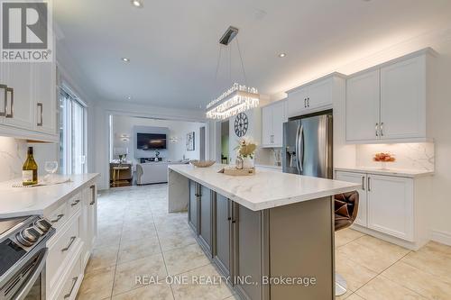 2316 Delnice Drive, Oakville, ON - Indoor Photo Showing Kitchen With Upgraded Kitchen