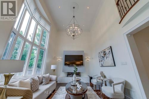 2316 Delnice Drive, Oakville, ON - Indoor Photo Showing Living Room