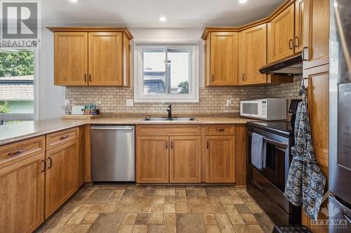 13 Ridgeburn Gate, Ottawa, ON - Indoor Photo Showing Kitchen With Double Sink