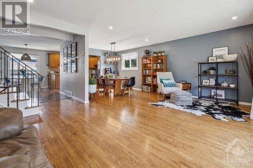 13 Ridgeburn Gate, Ottawa, ON - Indoor Photo Showing Living Room