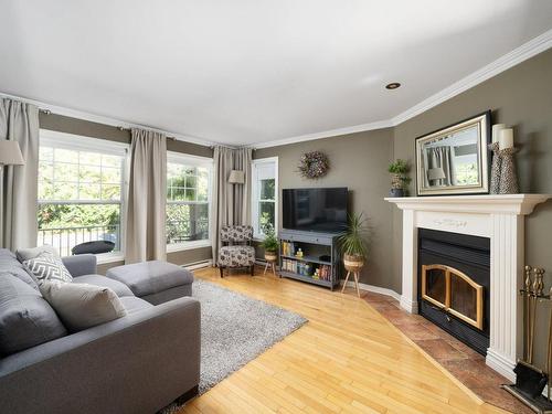 Salle familiale - 230 Rue Gordon, Châteauguay, QC - Indoor Photo Showing Living Room With Fireplace