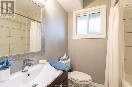 27 Peter Street, Chatham, ON - Indoor Photo Showing Bathroom