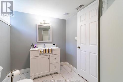 27 Peter Street, Chatham, ON - Indoor Photo Showing Bathroom