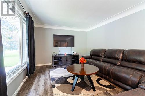 27 Peter Street, Chatham, ON - Indoor Photo Showing Living Room