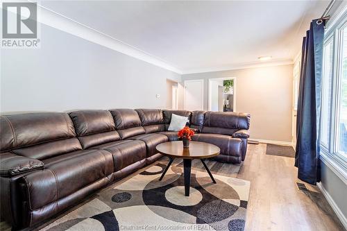 27 Peter Street, Chatham, ON - Indoor Photo Showing Living Room