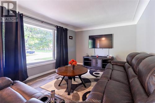 27 Peter Street, Chatham, ON - Indoor Photo Showing Living Room