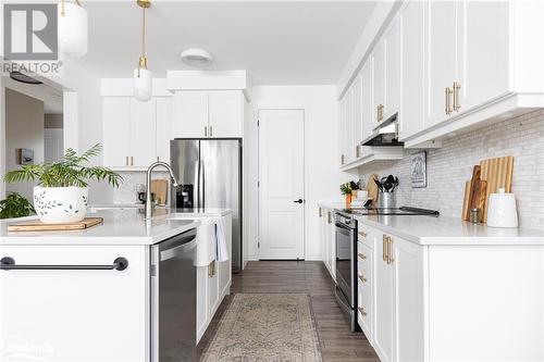 31 Hunter Place, Bracebridge, ON - Indoor Photo Showing Kitchen With Upgraded Kitchen