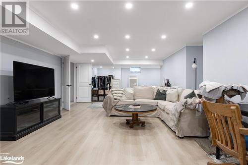 31 Hunter Place, Bracebridge, ON - Indoor Photo Showing Living Room