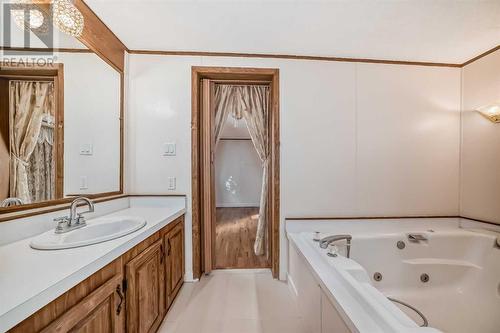 Jetted tub - 1, 3223 83 Street Nw, Calgary, AB 