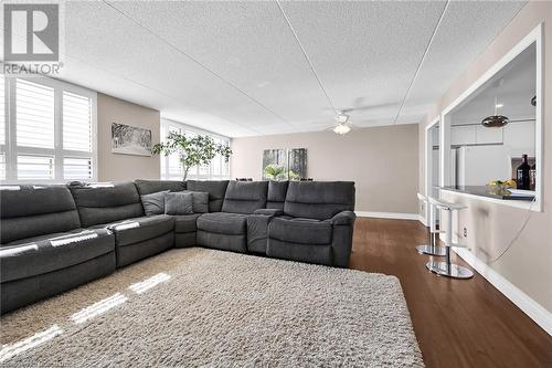 99 Donn Avenue Unit# 605, Stoney Creek, ON - Indoor Photo Showing Living Room