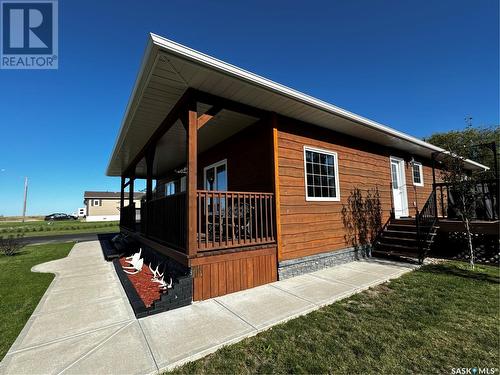 402 Railway Avenue N, Lampman, SK - Outdoor