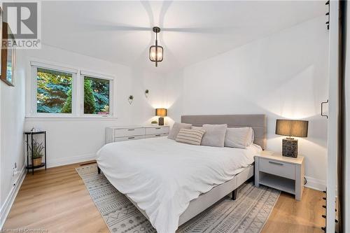 2227 Deyncourt Drive, Burlington, ON - Indoor Photo Showing Bedroom