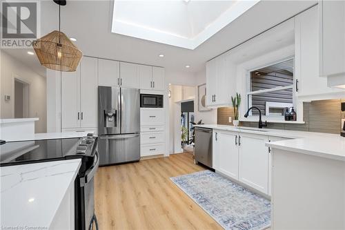 2227 Deyncourt Drive, Burlington, ON - Indoor Photo Showing Kitchen With Upgraded Kitchen