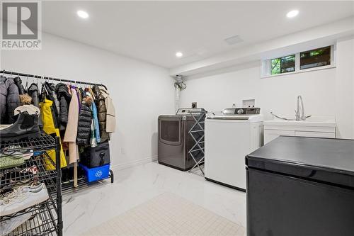 2227 Deyncourt Drive, Burlington, ON - Indoor Photo Showing Laundry Room