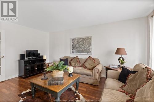 1071 St Louis Avenue, Windsor, ON - Indoor Photo Showing Living Room