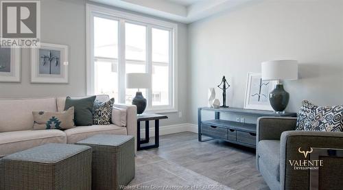 100 Peters Street, Essex, ON - Indoor Photo Showing Living Room