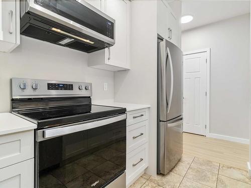 101-7088 West Saanich Rd, Central Saanich, BC - Indoor Photo Showing Kitchen