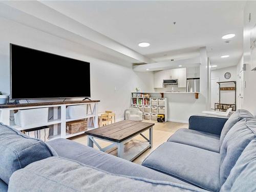 101-7088 West Saanich Rd, Central Saanich, BC - Indoor Photo Showing Living Room