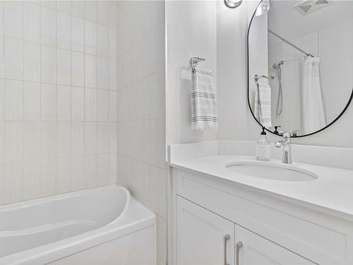 101-7088 West Saanich Rd, Central Saanich, BC - Indoor Photo Showing Bathroom