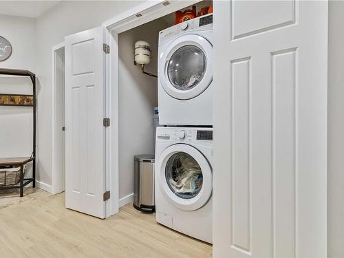 101-7088 West Saanich Rd, Central Saanich, BC - Indoor Photo Showing Laundry Room