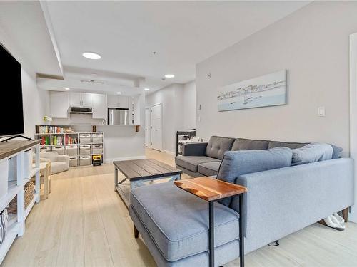 101-7088 West Saanich Rd, Central Saanich, BC - Indoor Photo Showing Living Room