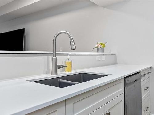 101-7088 West Saanich Rd, Central Saanich, BC - Indoor Photo Showing Kitchen With Double Sink