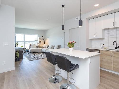 402-2465 Gateway Rd, Langford, BC - Indoor Photo Showing Kitchen