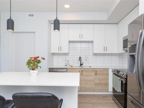 402-2465 Gateway Rd, Langford, BC - Indoor Photo Showing Kitchen With Stainless Steel Kitchen With Double Sink With Upgraded Kitchen