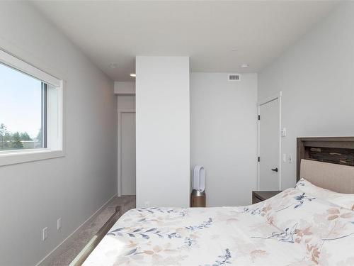 402-2465 Gateway Rd, Langford, BC - Indoor Photo Showing Bedroom