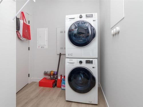 402-2465 Gateway Rd, Langford, BC - Indoor Photo Showing Laundry Room