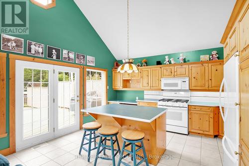 429 Emery Street E, London, ON - Indoor Photo Showing Kitchen